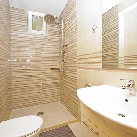 Hébergement de vacances Nova With Private Heating Pool And Jacuzzi Zavojane